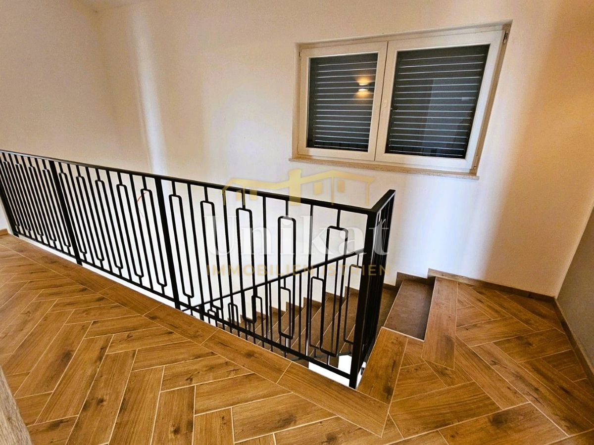 Novogradnja: hiša s 3 spalnicami in bazenom - pogled na morje